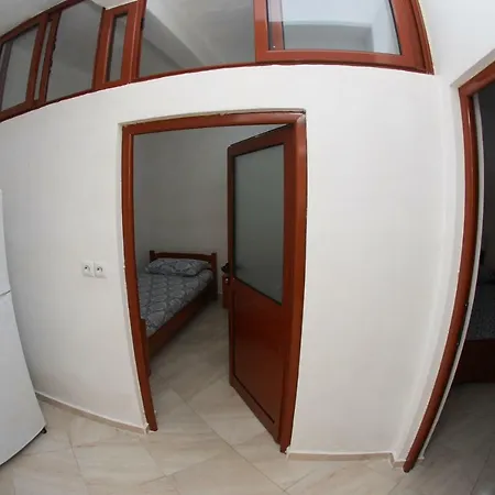 بيت ضيافة Isufi